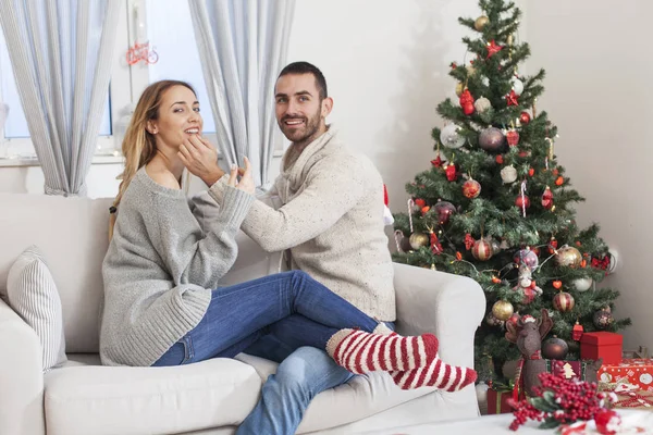 Ungt par i kärlek på julnatten — Stockfoto
