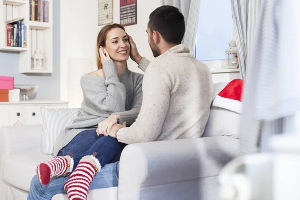 Jeune couple amoureux la nuit de Noël — Photo