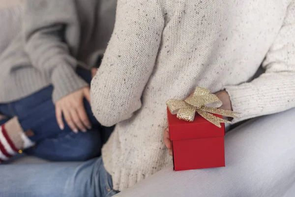 Пара с подарком на Рождество — стоковое фото