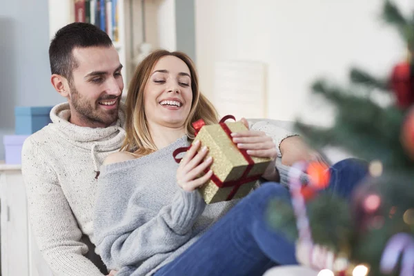 Coppia con regalo di Natale — Foto Stock