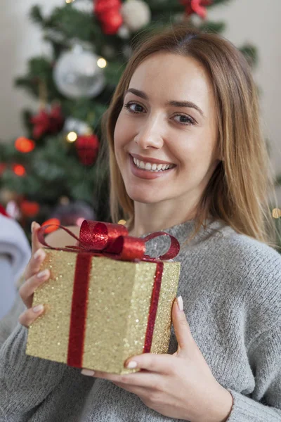 Kvinna med jul box gåva framför — Stockfoto