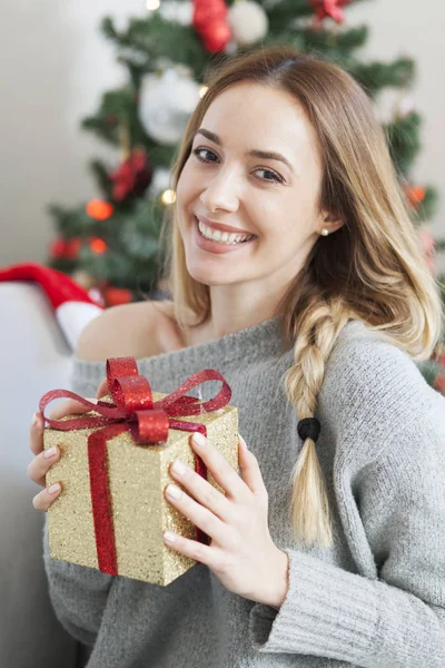 Femme avec cadeau de boîte de Noël devant — Photo