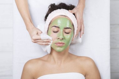 yosun maskesi bulunan bir spa kadında