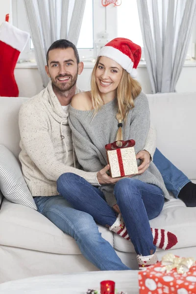 Casal com presente de Natal — Fotografia de Stock