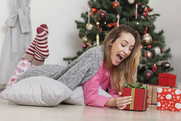 Femme avec cadeau de boîte de Noël devant l'arbre de Noël — Photo