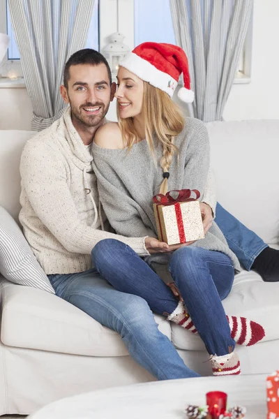 Couple avec cadeau de Noël — Photo