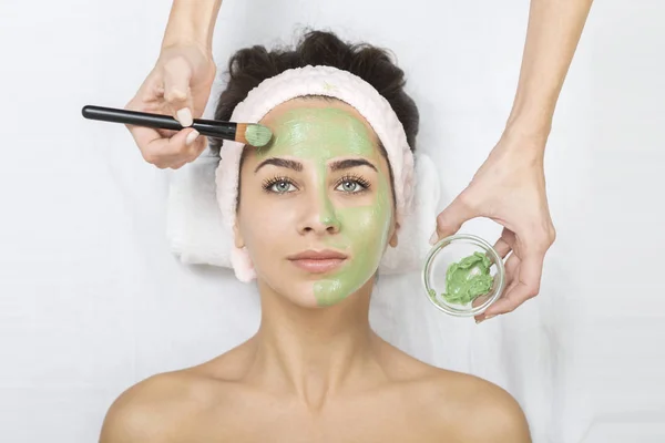 Frau im Wellnessbereich mit Algen-Gesichtsmaske — Stockfoto