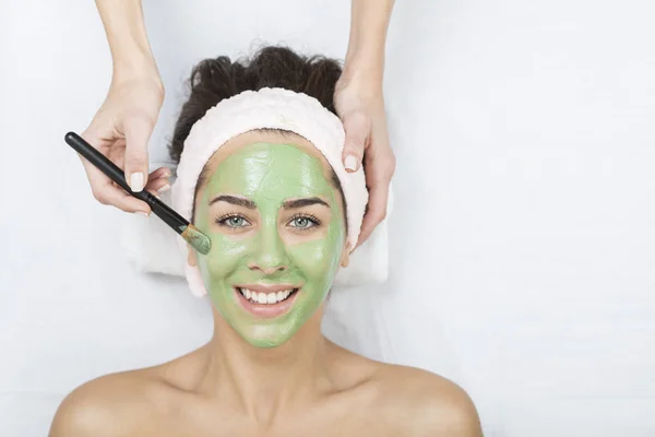 Frau im Wellnessbereich mit Algen-Gesichtsmaske — Stockfoto