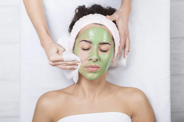 Woman in a spa with algae facial mask — Stock Photo, Image