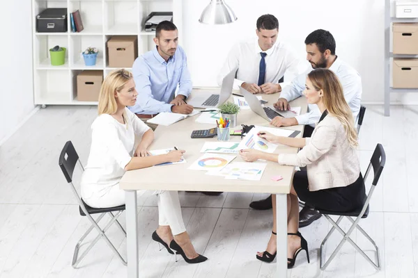 Geschäftsleute treffen sich im Büro — Stockfoto