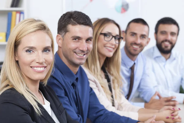 Gruppo di uomini d'affari di successo in ufficio — Foto Stock