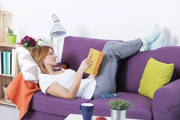 kadın bir not okuma oturma odasında