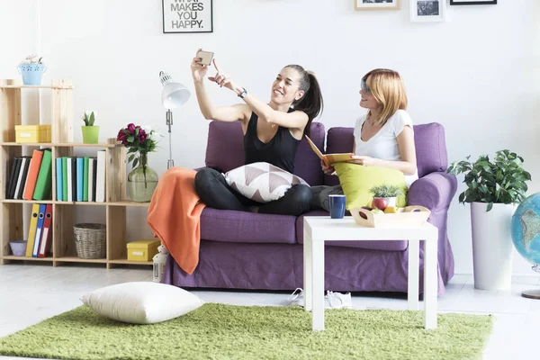 Amigas tomando una selfie en la sala de estar — Foto de Stock