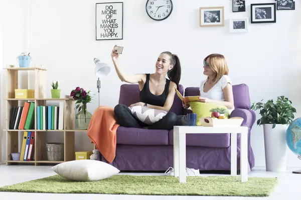 Amiche che si fanno un selfie in salotto — Foto Stock