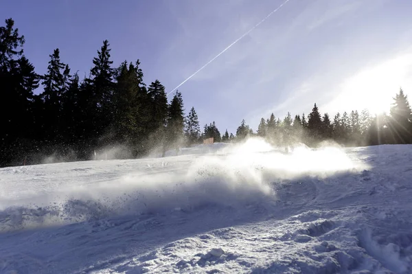 Pista sulla neve degli sciatori, polvere di neve — Foto Stock