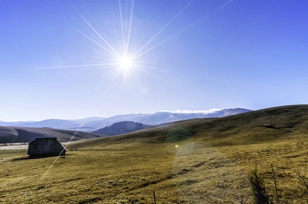 Blick auf die Landschaft Hirtenhütten und Weiden — Stockfoto