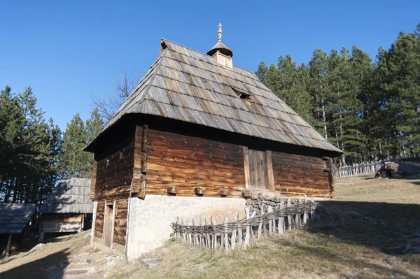 Antigua casa de campo en el pueblo de montaña en Serbia, pueblo de Sirogojno — Foto de Stock