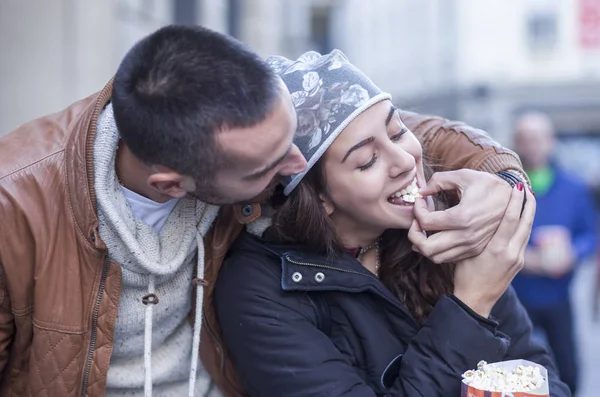 Pareja joven enamorada en la cafetería de la ciudad —  Fotos de Stock