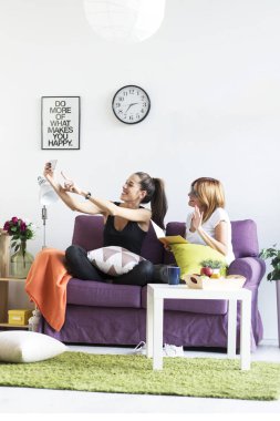 oturma odasında bir selfie alarak arkadaşlar