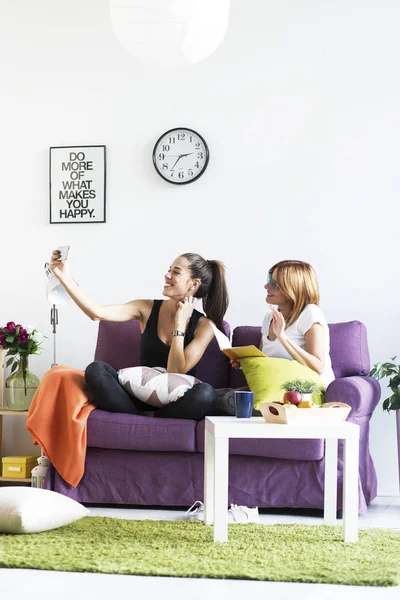 Freundinnen machen ein Selfie im Wohnzimmer — Stockfoto