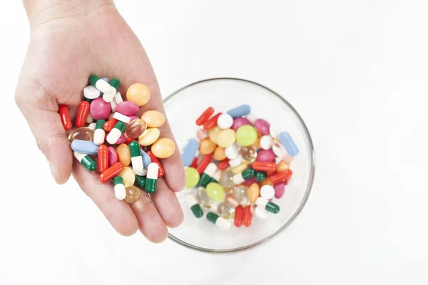 Mani femminili che tengono diverse pillole — Foto Stock