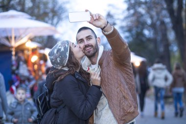 Çift selfie şehir yürüyen yapıyor