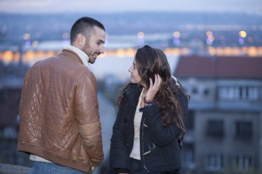 Şehir yürüyen aşık genç Çift