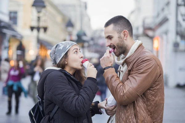 Parejas jóvenes comiendo en la ciudad —  Fotos de Stock