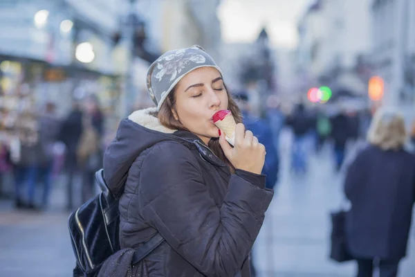 Mulher comendo sorvete na cidade — Fotografia de Stock