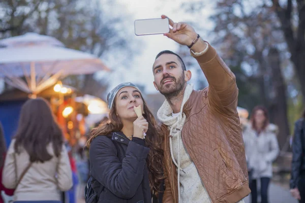 Casal fazendo selfie na cidade anda — Fotografia de Stock