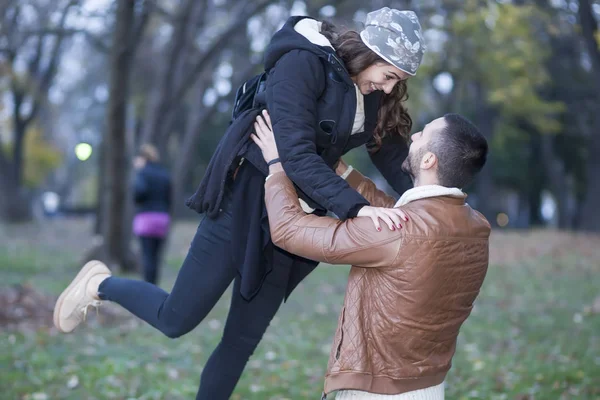 Pareja joven enamorada en la ciudad paseos —  Fotos de Stock