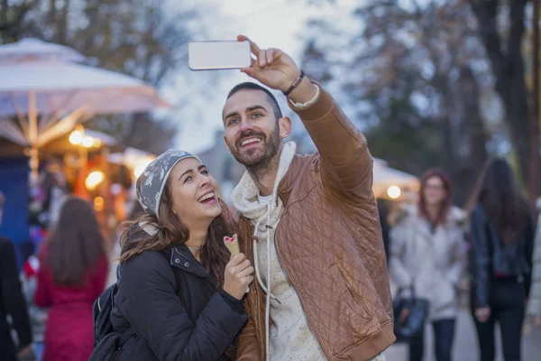 Casal fazendo selfie na cidade anda — Fotografia de Stock