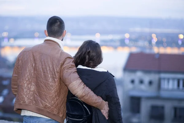 Jovem casal apaixonado na cidade caminha — Fotografia de Stock