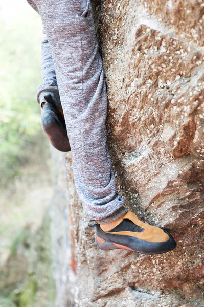 Τα πόδια του ροκ ορειβάτης σε βουνό — Φωτογραφία Αρχείου