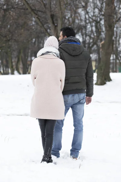 Счастливая любящая пара в зимнем парке — стоковое фото