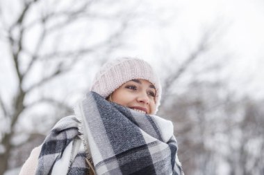 Kış parkta güzel sarışın kadın