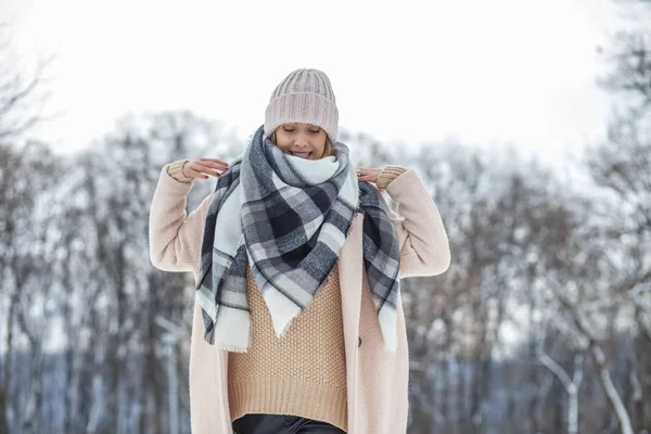 Schöne blonde Frau im Winterpark — Stockfoto