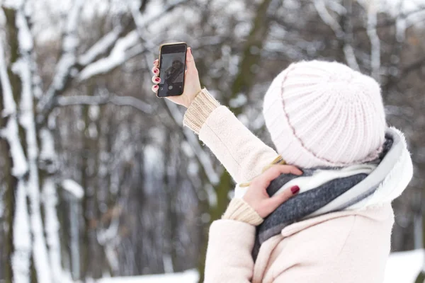 Mujer tomando una selfie en vacaciones de invierno —  Fotos de Stock