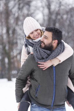 Mutlu çift Kış Park'ta yürüyordunuz