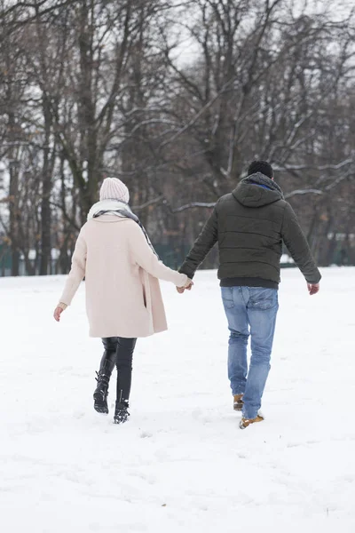Glückliches Paar spaziert im Winterpark — Stockfoto