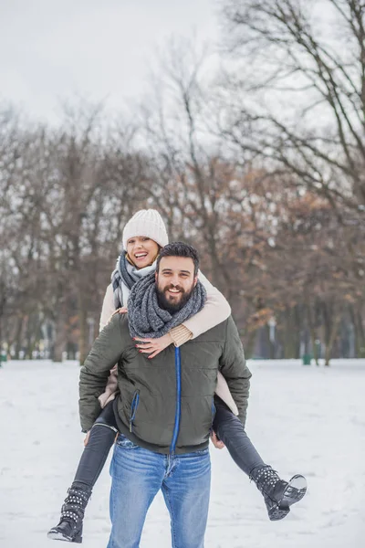 Счастливая пара прогулка в зимнем парке — стоковое фото