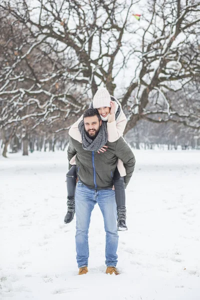 Gelukkige paar wandelen in winter park — Stockfoto