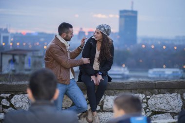 Şehirde aşık genç bir çift