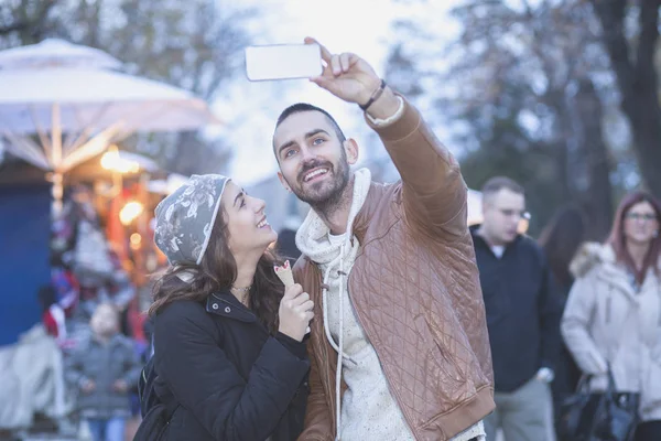 Casal apaixonado fazendo selfie na cidade — Fotografia de Stock
