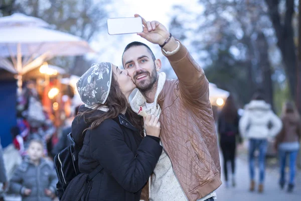 Pareja enamorada haciendo selfie en la ciudad —  Fotos de Stock