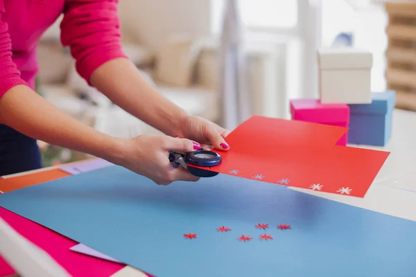 Mulher fazer scrapbook dos papéis na mesa — Fotografia de Stock