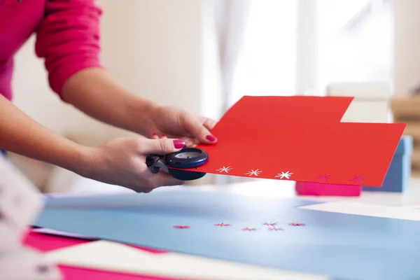 Mulher fazer scrapbook dos papéis na mesa — Fotografia de Stock