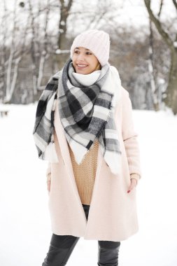 Kar tam bir parkta genç kadın