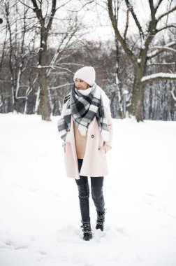 Kar tam bir parkta genç kadın