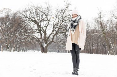 Kar tam bir parkta genç kadın